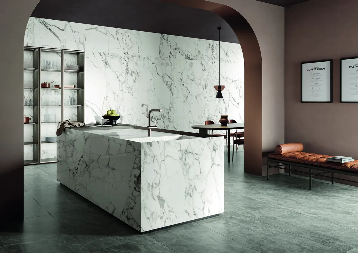 Marmoker von Casalgrande Padana, Raumbild Oyster Grey + Calacatta Extra