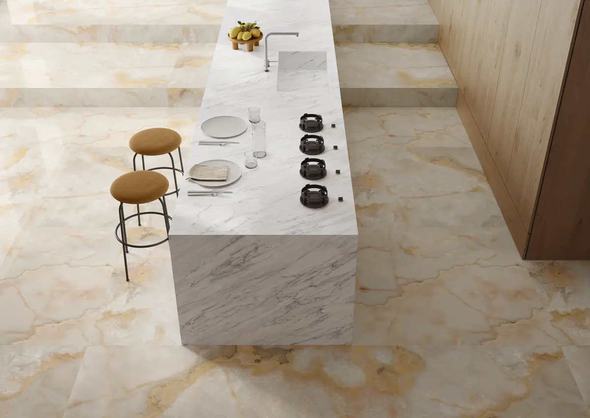 Onici von Casalgrande Padana, Raumbild Onice Arancio + Marmoker Carrara